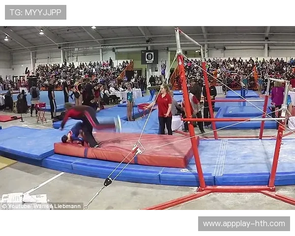 教练场边情绪管理，红黄牌抗议瞬间